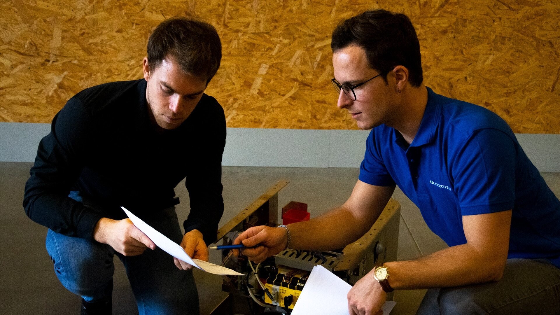 A BlueBotics engineer helping a customer. 
